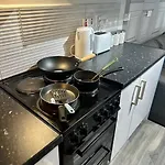 1 Bedroom Apartment, Free Parking, Not Shared! - Birmingham